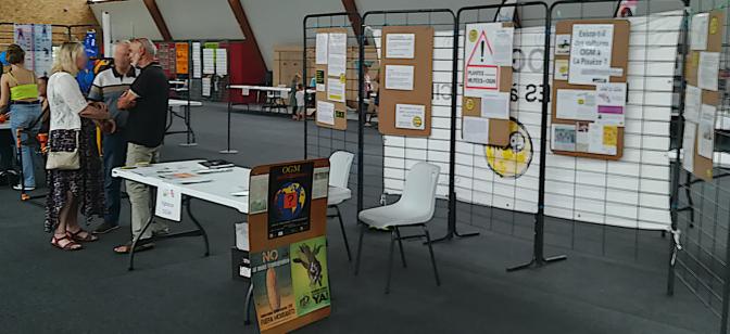 Vue du stand avec des visiteurs à gauche en discussion avec un membre du directoire