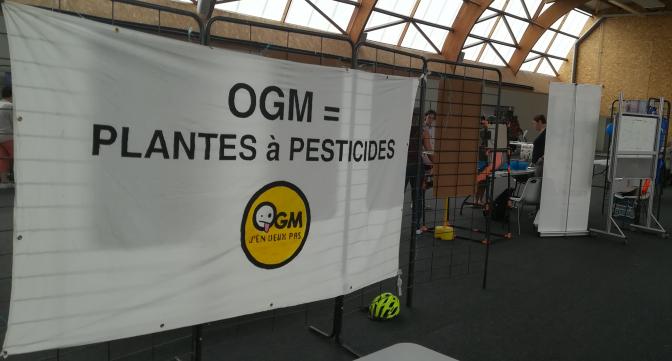 Banderole OGM = Plantes à pesticides avec vue sur une partie de la salle